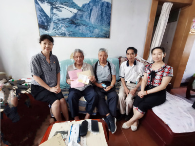 慰问50年党龄兼85岁以上老党员代表毛家鹏老师