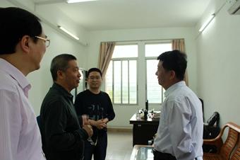 杜书记视察学院办公场所
