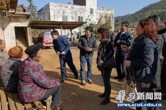 向村民了解生活状况