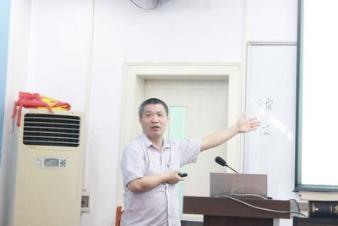 主讲人钟书能教授