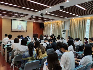 东糖厅同学们认真观看直播并记录