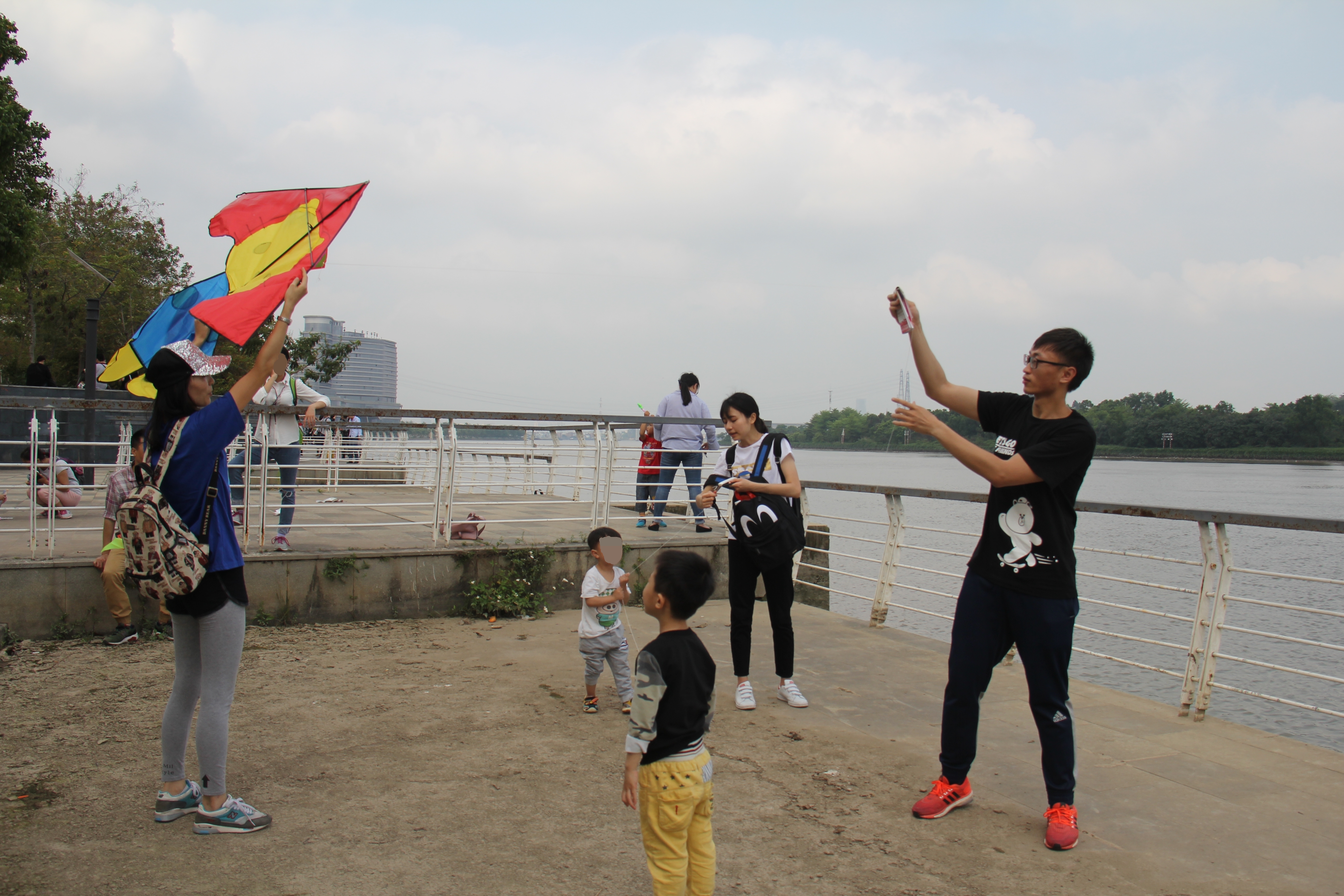 教自闭儿童放风筝.JPG