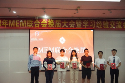 闫辉老师授予聘书