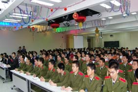 观众聚精会神