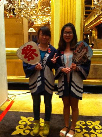 2012级同学参加摊位活动