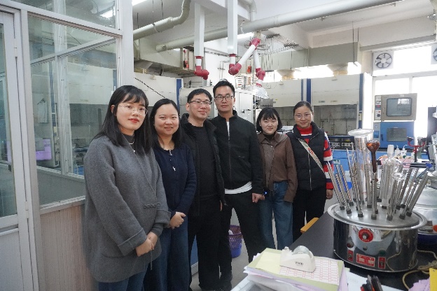 校友参观实验室 校友参观实验室