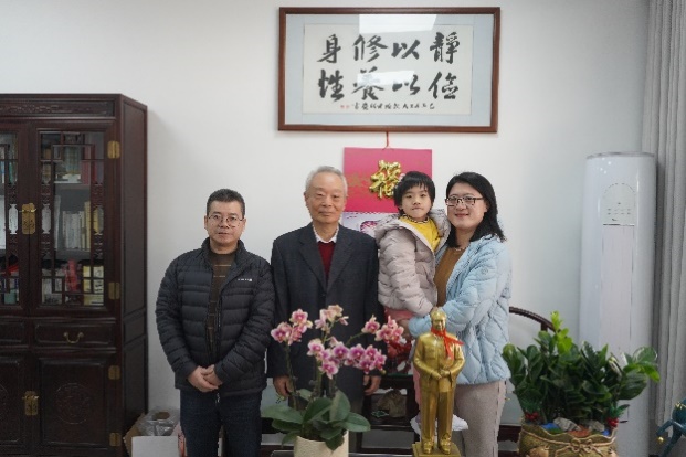 校友全家与王乐夫老师合影留念1 校友全家与王乐夫老师合影留念1