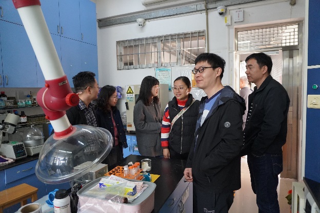 校友参观实验室 校友参观实验室