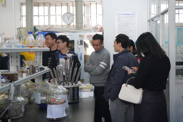 校友参观实验室 校友参观实验室