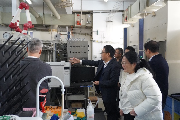 校友参观实验室 校友参观实验室