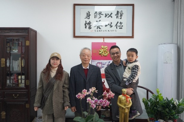 校友全家与王乐夫老师合影留念2 校友全家与王乐夫老师合影留念2
