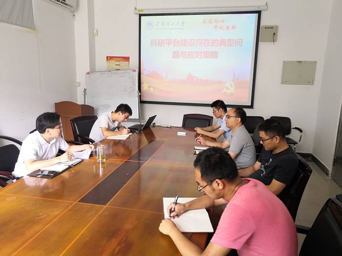 杨超与学生讨论