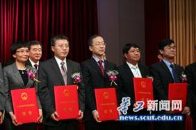 民革主委党志教授（中）接受汪洋书记颁奖