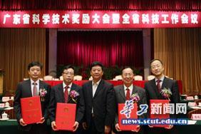 杜小明书记和一等奖获得者合影