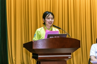 本科生新生代表王鹤潼同学发言