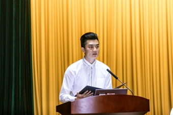 在校生代表张涛同学发言