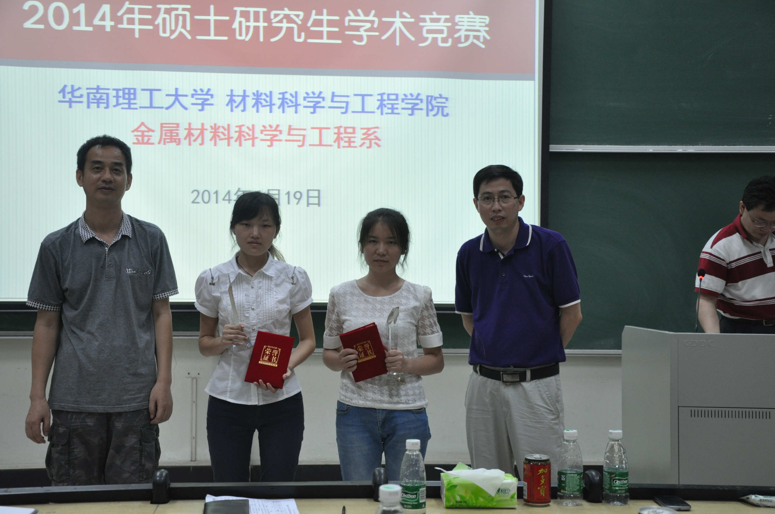 获奖同学和老师合影