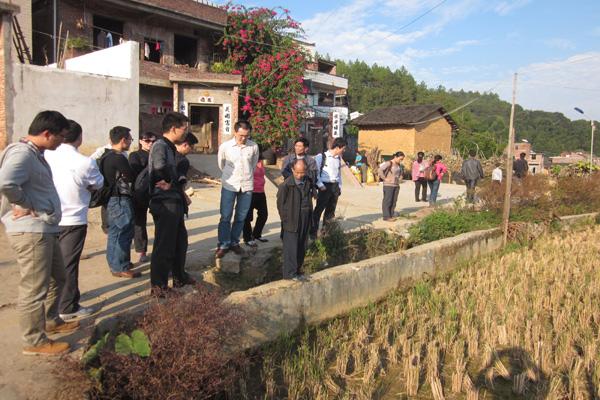考察沟渠设施建设