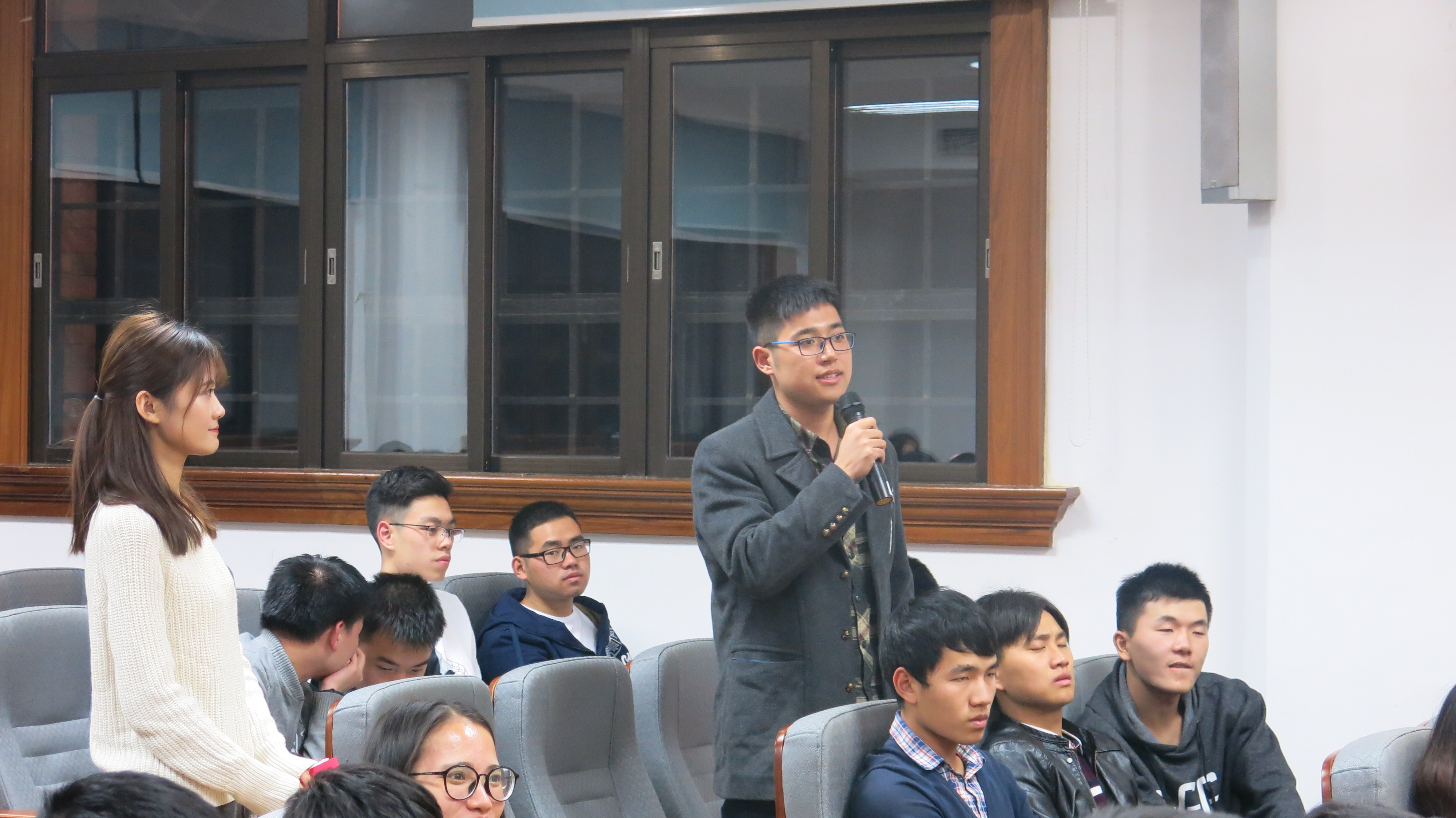 学生与彭教授互动.JPG