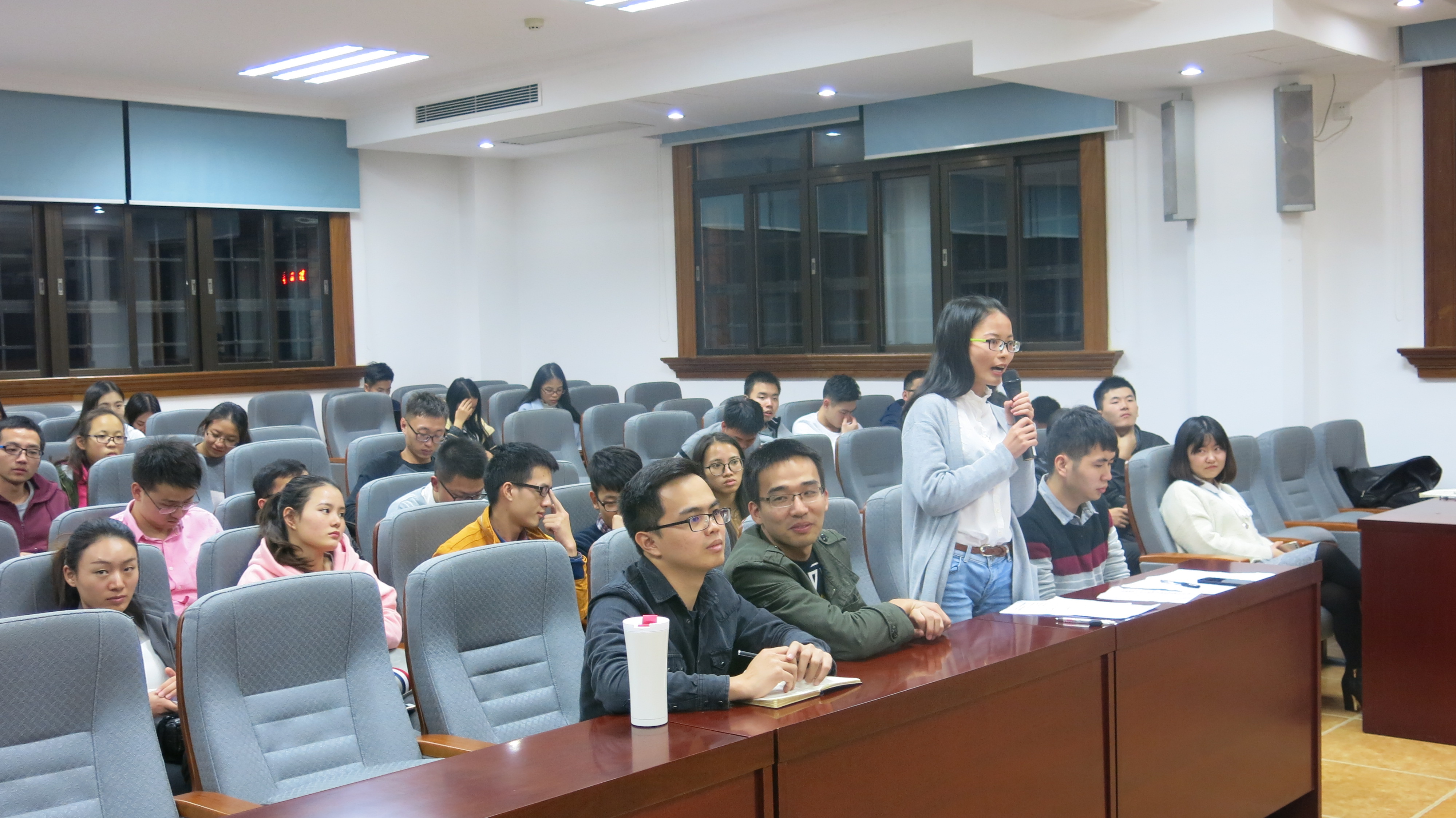 学生向彭教授提问.JPG