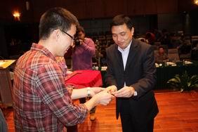 谭志伟书记为新学员授予华工校徽