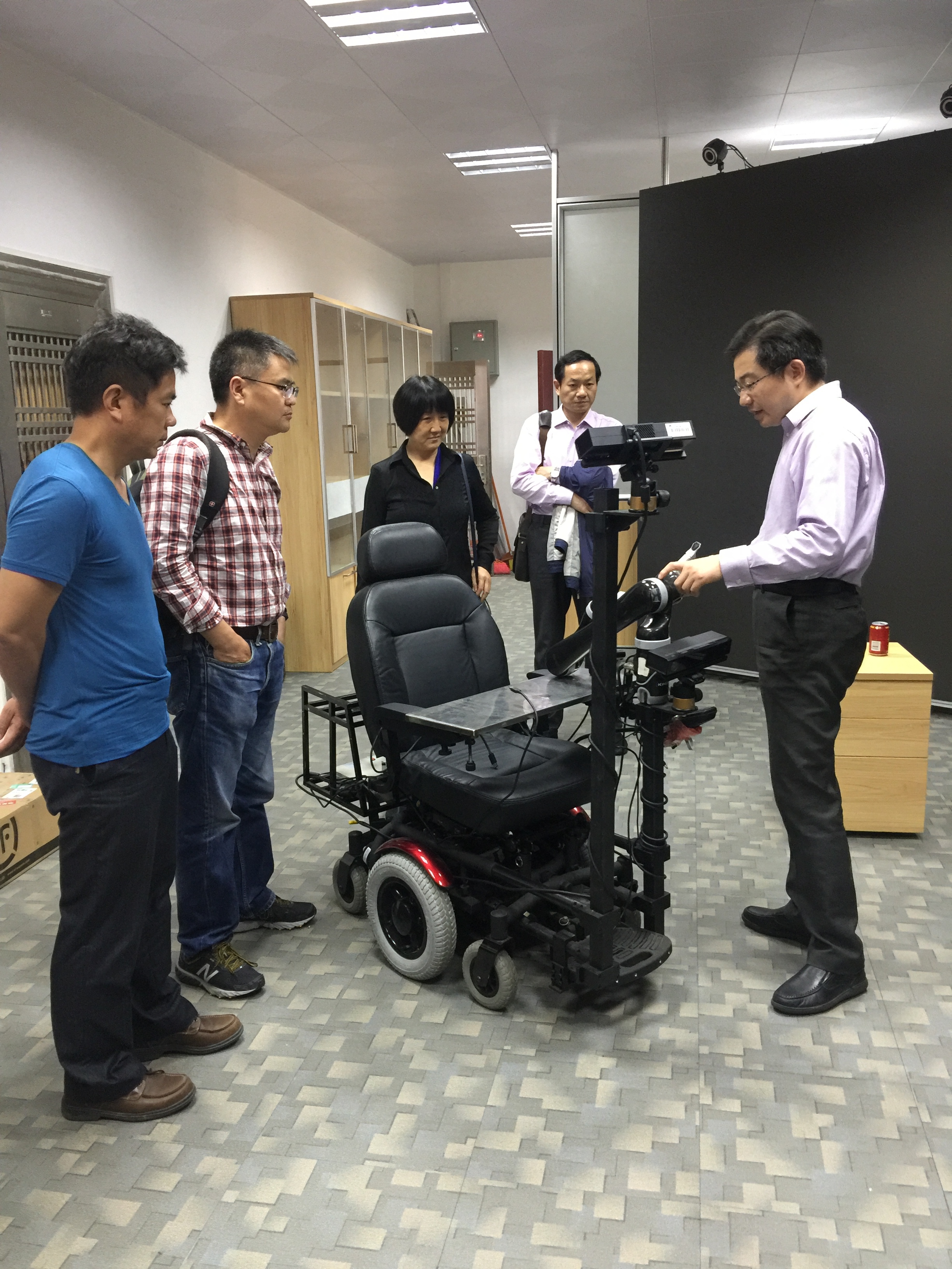 上海大学计算机学院参观实验室.jpg