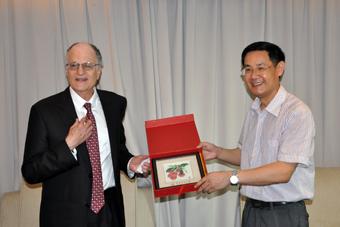 Assistant principal, Prof. Wu Yechun receiving Prof. Sargent