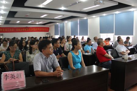 在座师生仔细聆听邹书记讲话