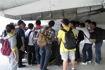 14级同学关注飞机的起落架 14级同学关注飞机的起落架