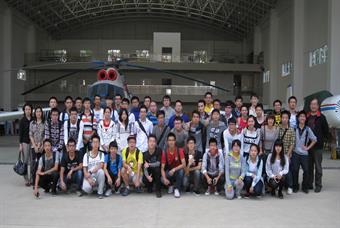 与米八直升机合影 与米八直升机合影