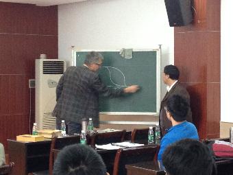 Ekkes Bruck教授、曾德长教授与同学进行学术讨论