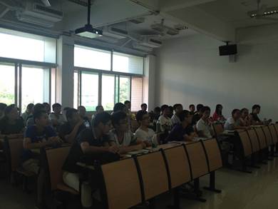 学生认真听课 学生认真听课