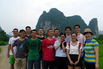 汪益敏老师与学生合影 汪益敏老师与学生合影