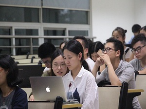 同学们认真听讲并动手操作   