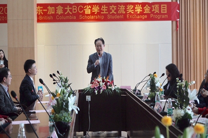 省教育厅交流合作处处长李金俊讲话