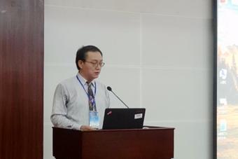 罗毅书记主持大会并报告学院校友会工作情况