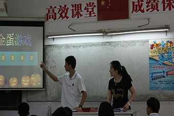 附中学生参与课堂游戏互动