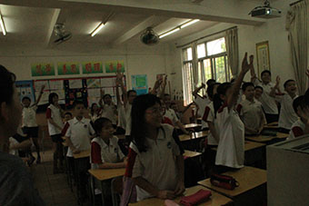 小学生们踊跃参与到普法活动中