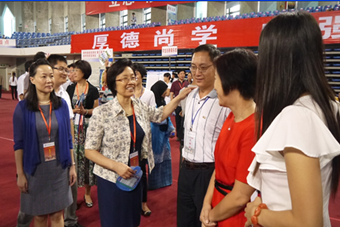 王校长视察学院迎新工作并亲切指导 王校长视察学院迎新工作并亲切指导