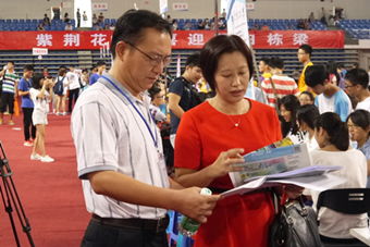 学院领导浏览学院《大学生成长手册》 学院领导浏览学院《大学生成长手册》