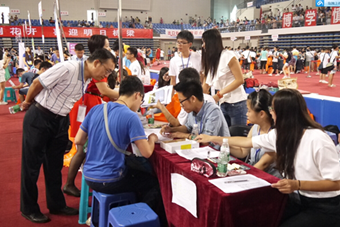 学院领导认真巡看指点 学院领导认真巡看指点