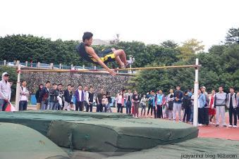 “更高”——男子跳高项目冠军（郑文杰）