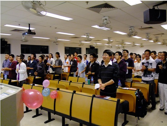 以一曲《朋友》欢迎新同学