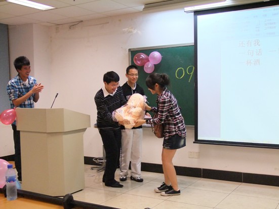 为新同学送上集体礼物