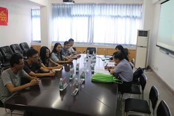 评估专家与学生进行座谈 评估专家与学生进行座谈