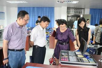 评估专家参观工程管理仿真实验室 评估专家参观工程管理仿真实验室
