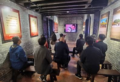 一群人在餐厅里坐着人

中度可信度描述已自动生成