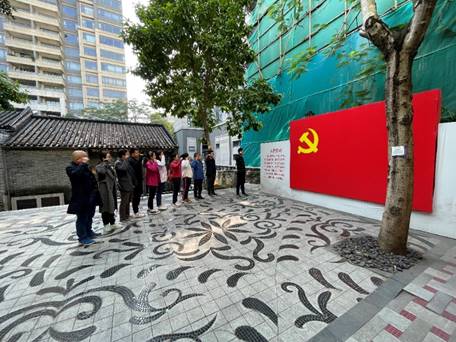 建筑前的广场上有许多人

中度可信度描述已自动生成