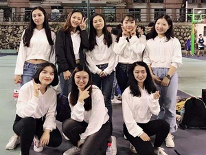 啦啦队成员一展风采