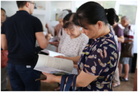 认真翻阅招生介绍资料